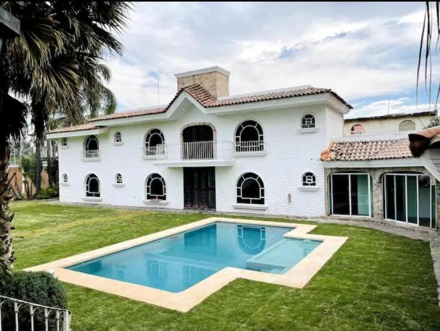 a house with a swimming pool in the yard at Casa con alberca in San Agustín