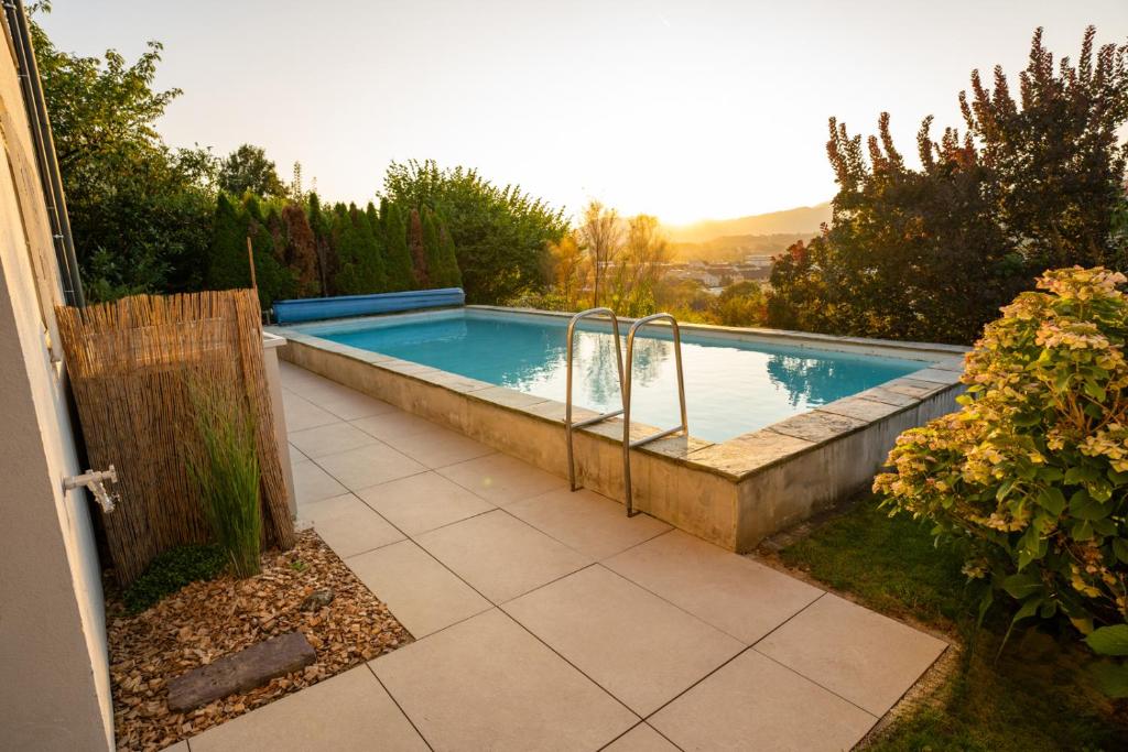Bazén v ubytování Brand New Apartment with Pool and Amazing View nebo v jeho okolí