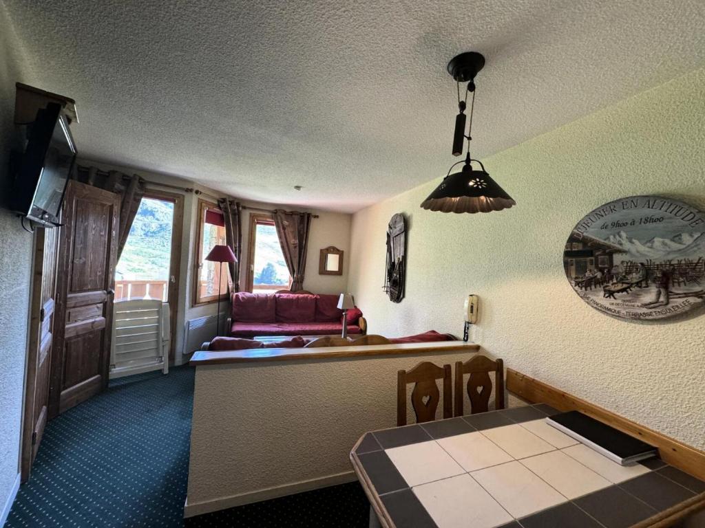 un salon avec une table et une salle à manger dans l'établissement Résidence Callisto - 2 Pièces pour 5 Personnes 90, à Mâcot La Plagne