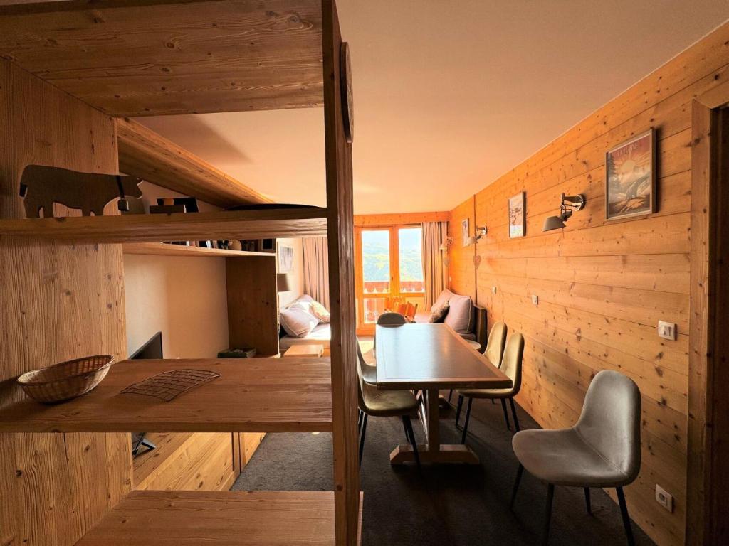 une salle à manger avec une table et des chaises dans l'établissement Résidence Nereides - 3 Pièces pour 7 Personnes 68, à Mâcot La Plagne