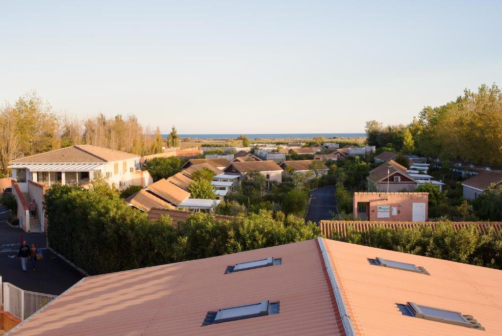 ヴァンドル・プラージュにあるLodges Méditerranéeの屋根付きの町の空中風景