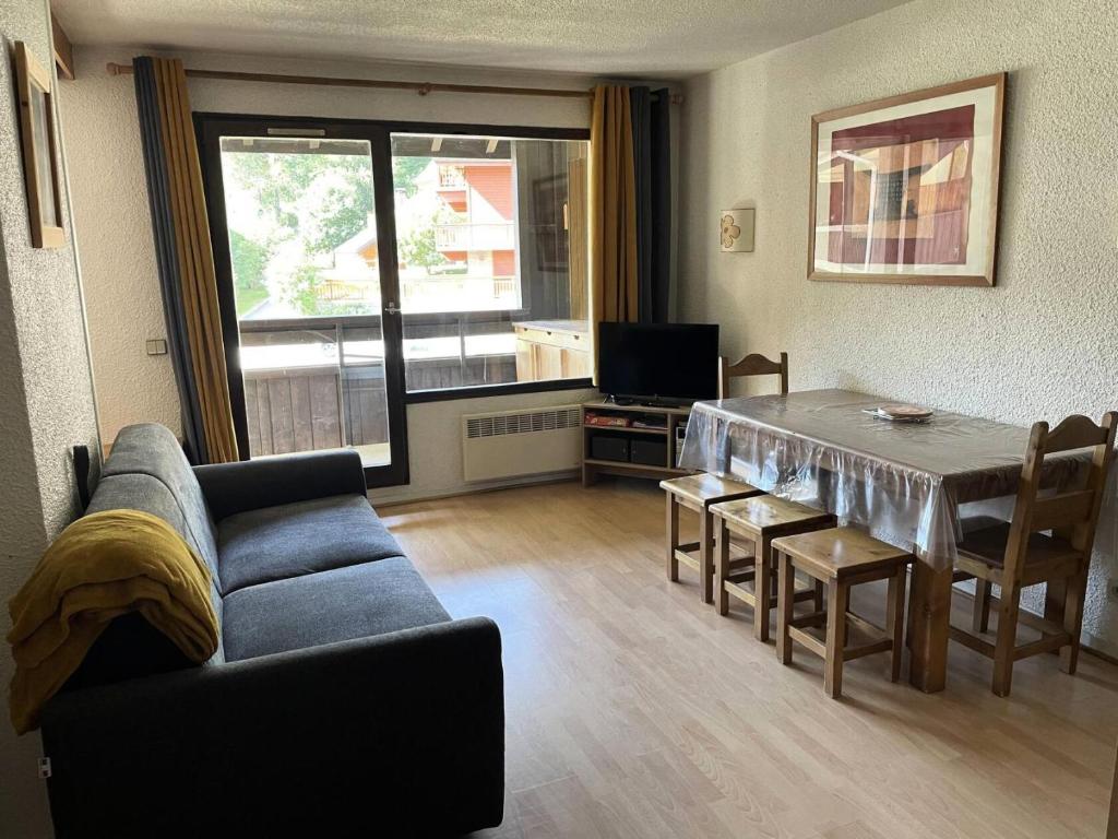 - un salon avec un canapé et une table à manger dans l'établissement Résidence Plan Soleil - 2 pièces 4 personnes 3 exposé Sud MAE-9634, à Valloire