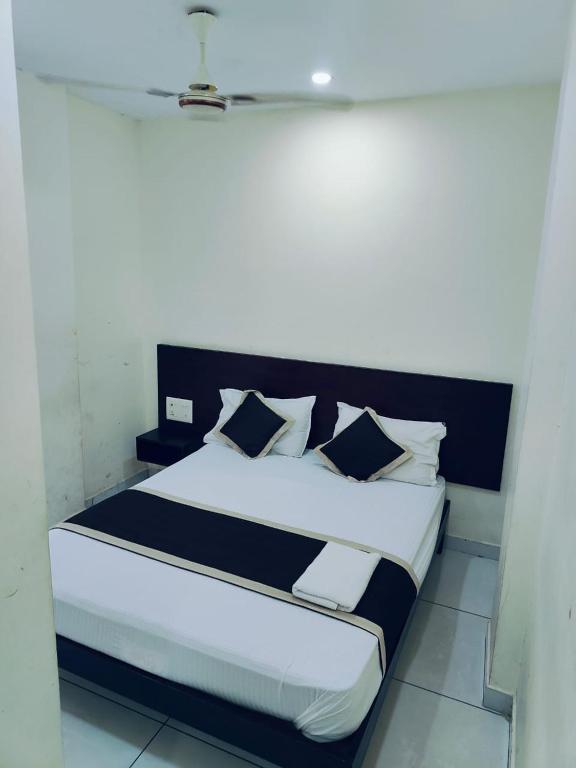 Postel nebo postele na pokoji v ubytování Grace Tourist Home