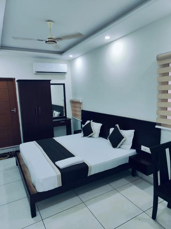 Postel nebo postele na pokoji v ubytování Grace Tourist Home