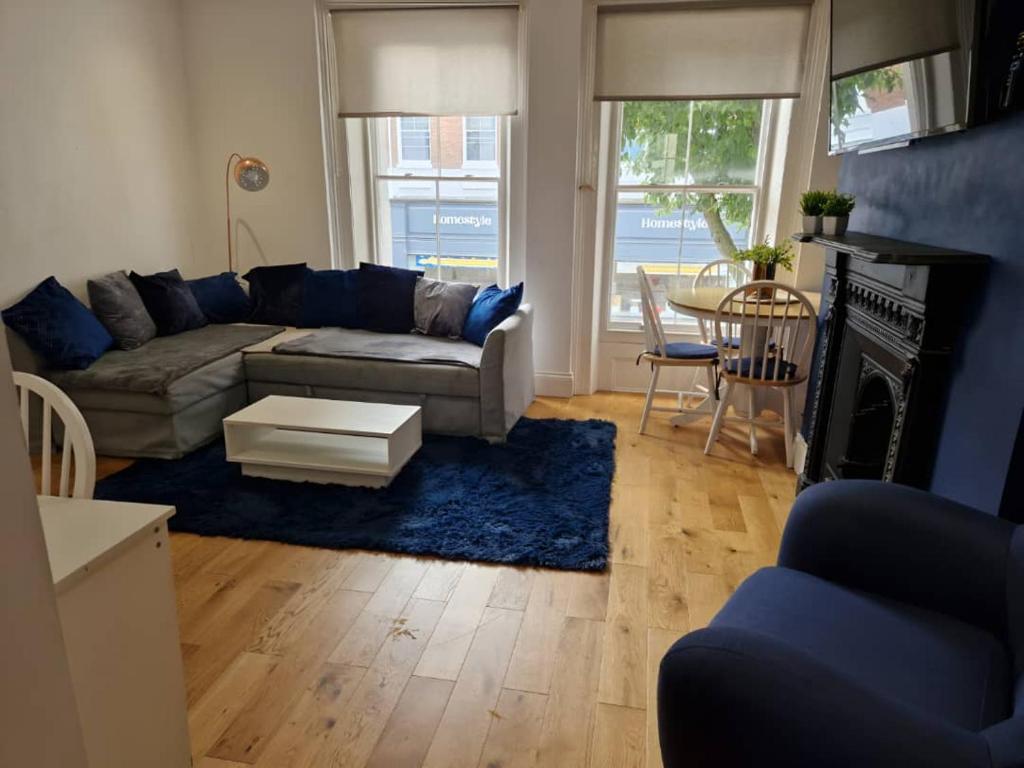 ein Wohnzimmer mit Couch und Kamin in der Unterkunft HU1 Hull City Centre Modern Apartment WIFI BATH H9 in Hull