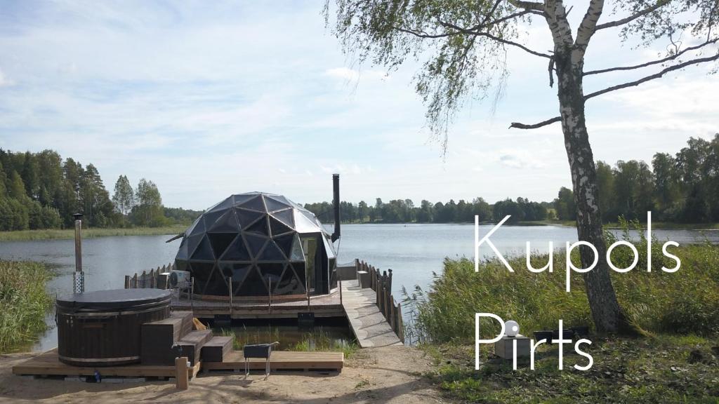 Výhled na řeku, která protéká v blízkosti luxury tent