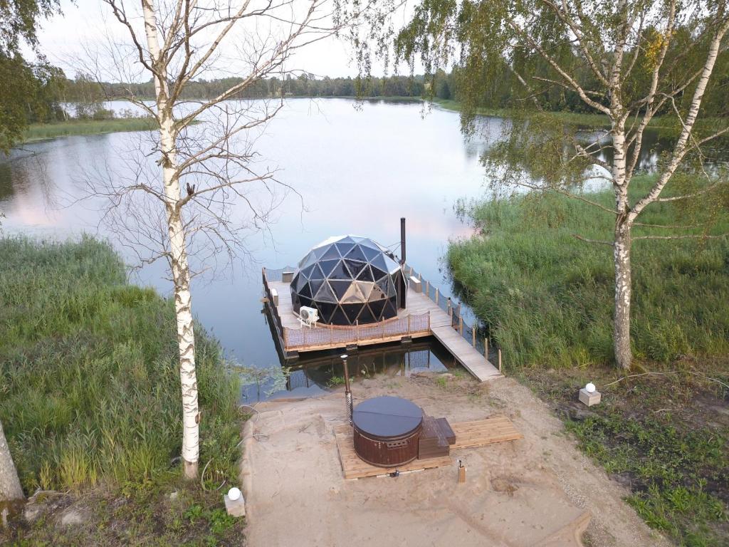 Výhled na řeku, která protéká v blízkosti luxury tent