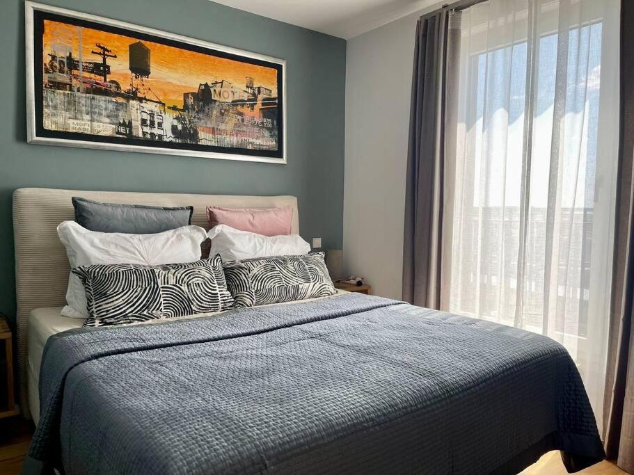 Ένα ή περισσότερα κρεβάτια σε δωμάτιο στο Rooftop Apartment,Business trip,Fast Internet