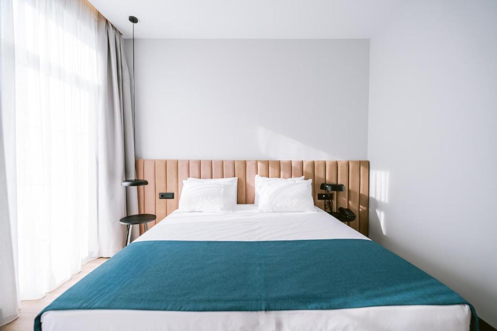 Letto o letti in una camera di TRIBUTE Hotel