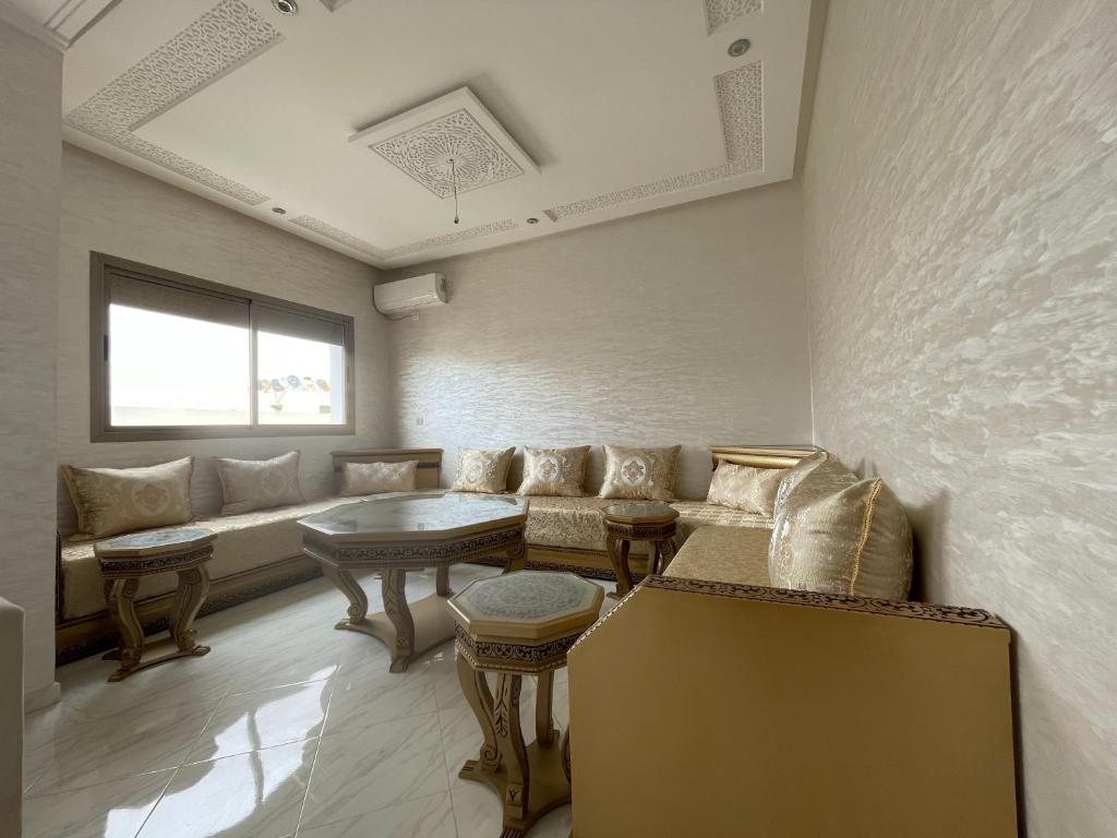 ein Wohnzimmer mit Sofa und Tisch in der Unterkunft Housse Fez City in Fès