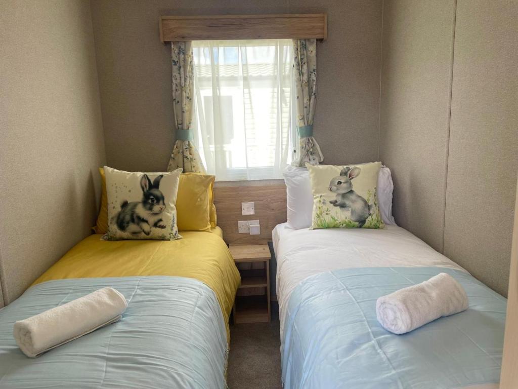 Postel nebo postele na pokoji v ubytování Pretty 2 Bedroom Caravan, South Cerney