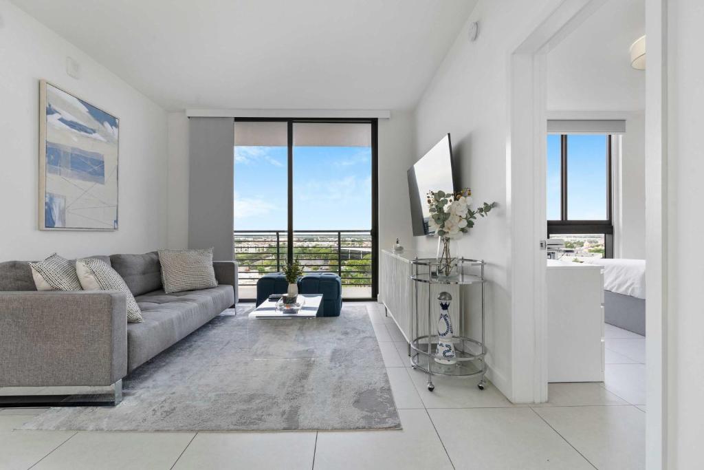 TV a/nebo společenská místnost v ubytování La Central- CityPlace Doral and across from a Park