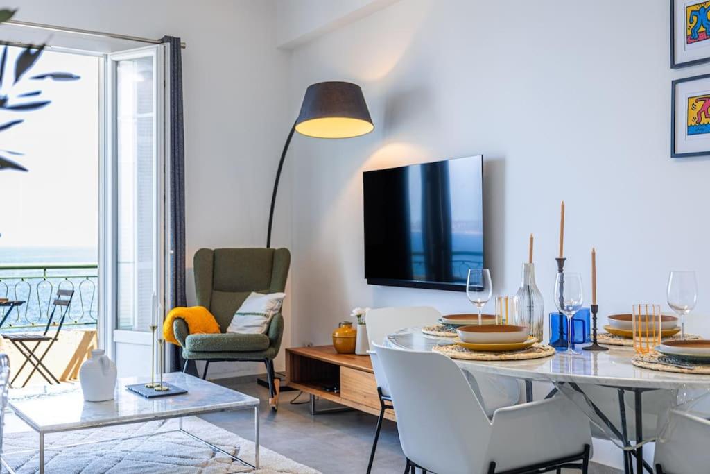 - un salon avec une table à manger et une télévision dans l'établissement Nice Days Promenade, à Nice