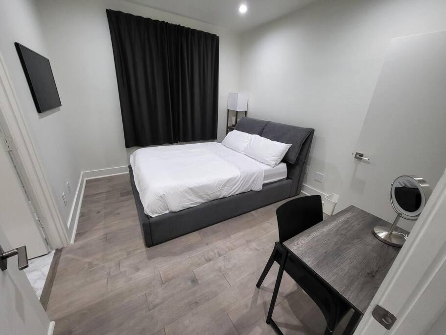 Social House with King bed with 2 car garage parking! - Maison De Trois Chambres