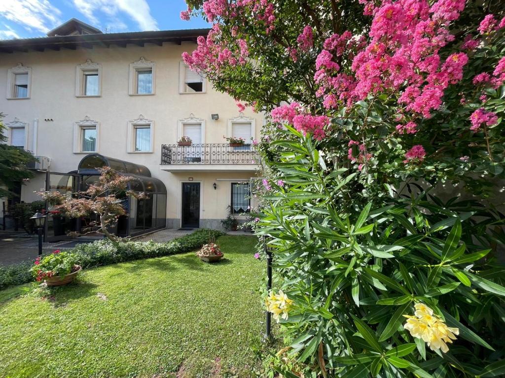 A garden outside Hotel & Residence Corona Grossa Balangero