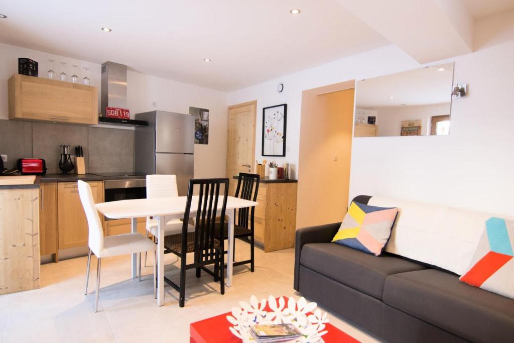 un salon et une cuisine avec un canapé et une table dans l'établissement Chalet Azur - 2 pièces 6 personnes 3 exposé Sud ouest MAE-3741, à Valloire