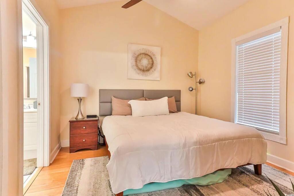 Ein Bett oder Betten in einem Zimmer der Unterkunft Beautiful 1500 s f 3 Bd - 2 Ba condo overlooking stream and golf course