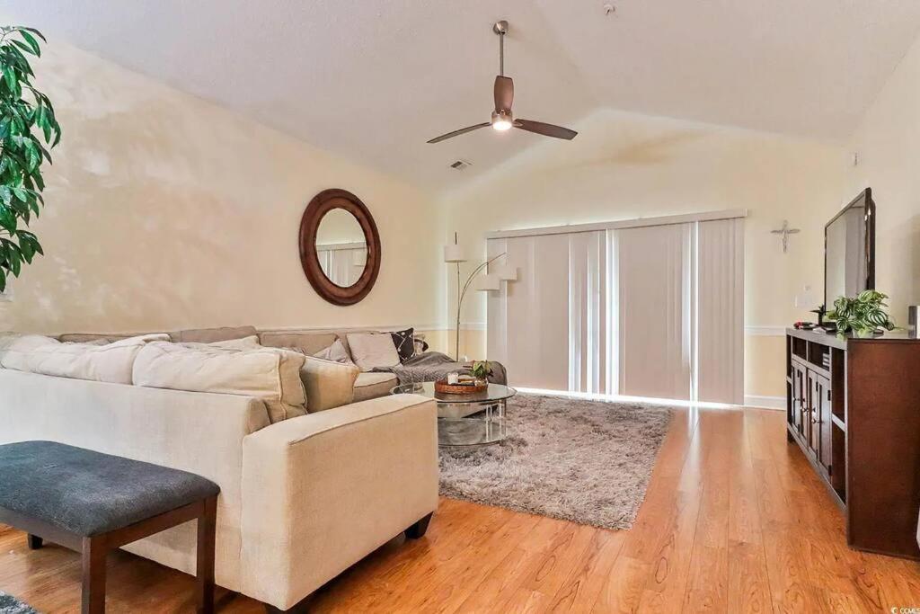 Ein Sitzbereich in der Unterkunft Beautiful 1500 s f 3 Bd - 2 Ba condo overlooking stream and golf course