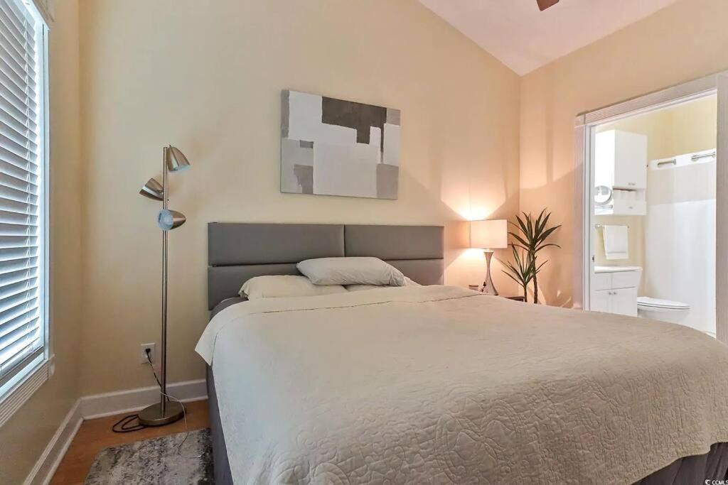 Ein Bett oder Betten in einem Zimmer der Unterkunft Beautiful 1500 s f 3 Bd - 2 Ba condo overlooking stream and golf course
