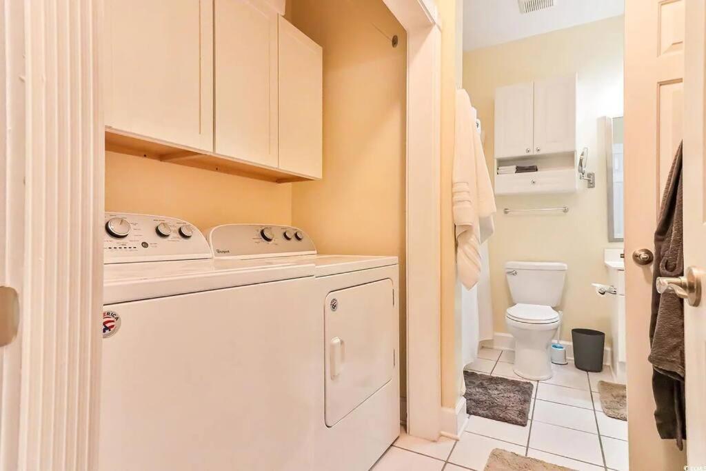Ein Badezimmer in der Unterkunft Beautiful 1500 s f 3 Bd - 2 Ba condo overlooking stream and golf course