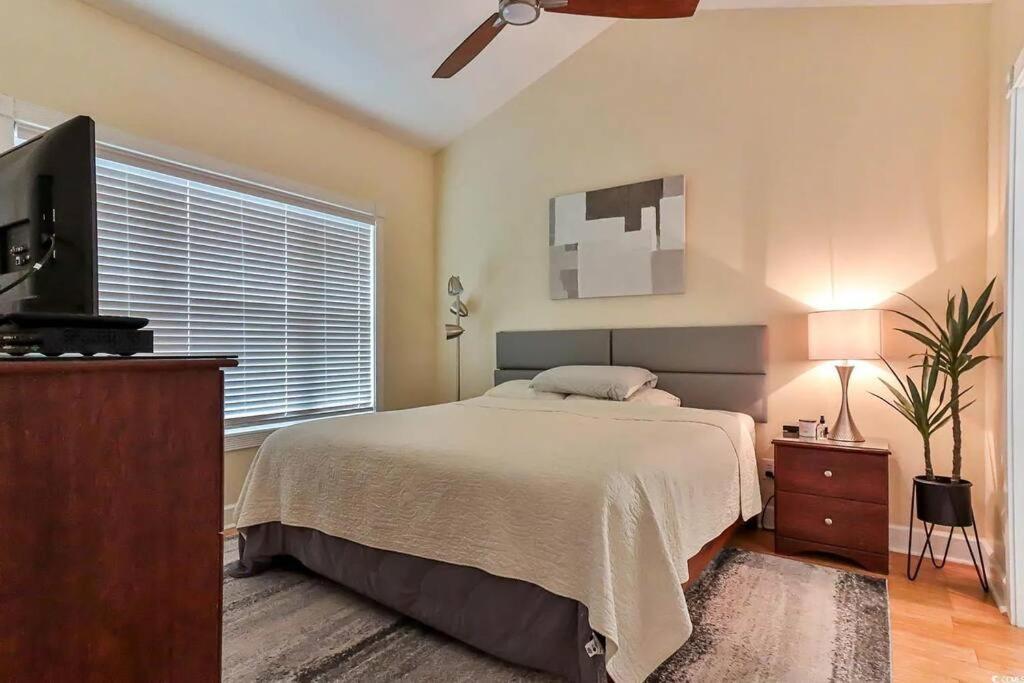 Ein Bett oder Betten in einem Zimmer der Unterkunft Beautiful 1500 s f 3 Bd - 2 Ba condo overlooking stream and golf course