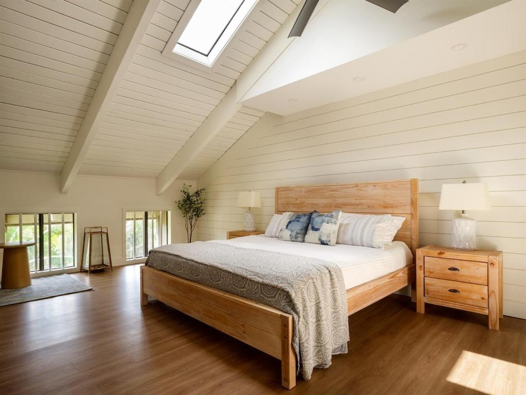 a bedroom with a large bed and a skylight at Newly Remodeled Luxury Condo — Sleeps 7 in Kihei