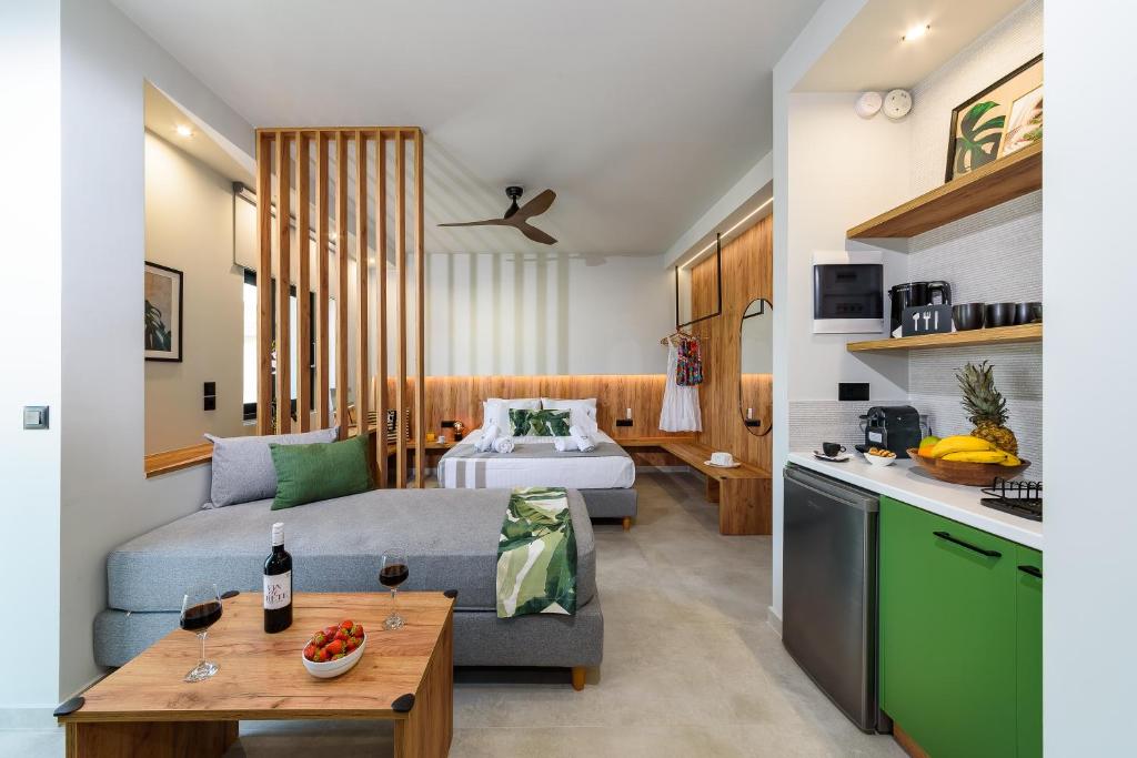 Pokój z łóżkiem i kuchnią ze stołem w obiekcie Vintage City Apartments w Chanii