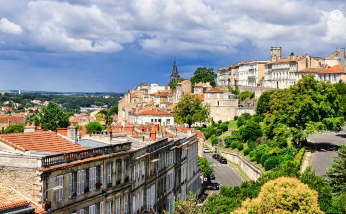 Vue générale sur Angoulême ou vue de la ville depuis l'appartement