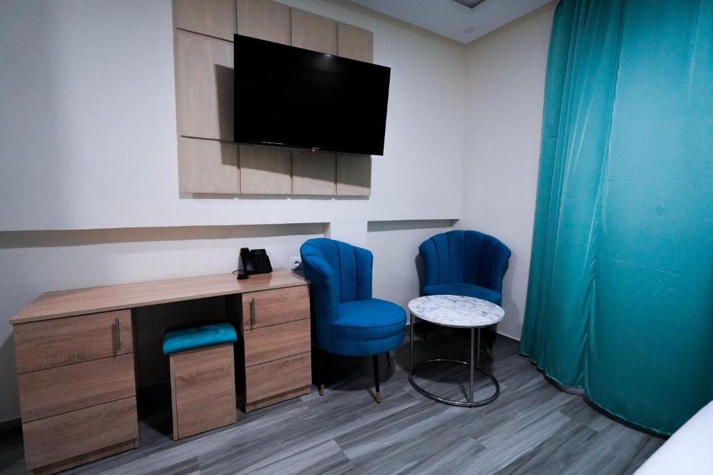 TV a/nebo společenská místnost v ubytování FEKRI HOTEL