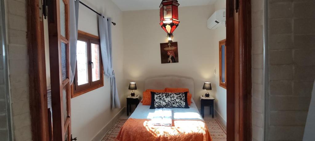 Postel nebo postele na pokoji v ubytování DAR ALKATIB MEKNES