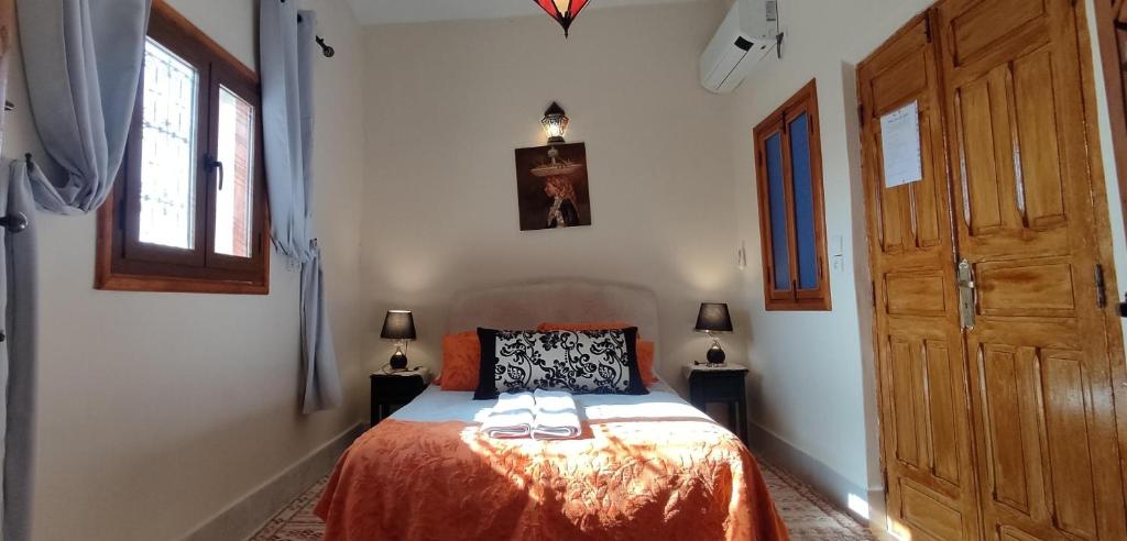Postel nebo postele na pokoji v ubytování DAR ALKATIB MEKNES