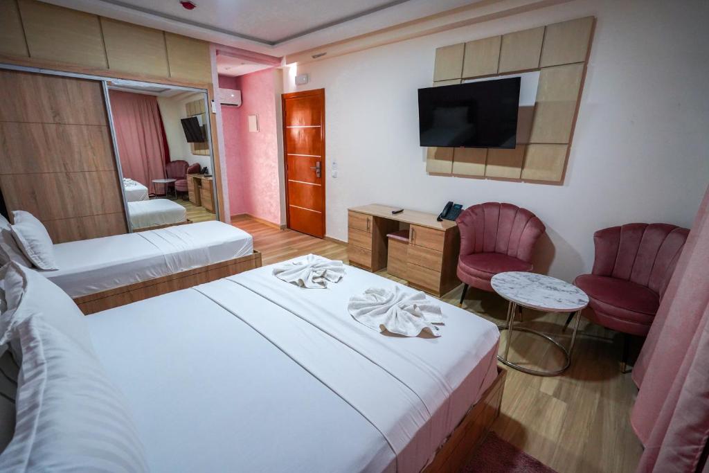 Postel nebo postele na pokoji v ubytování FEKRI HOTEL