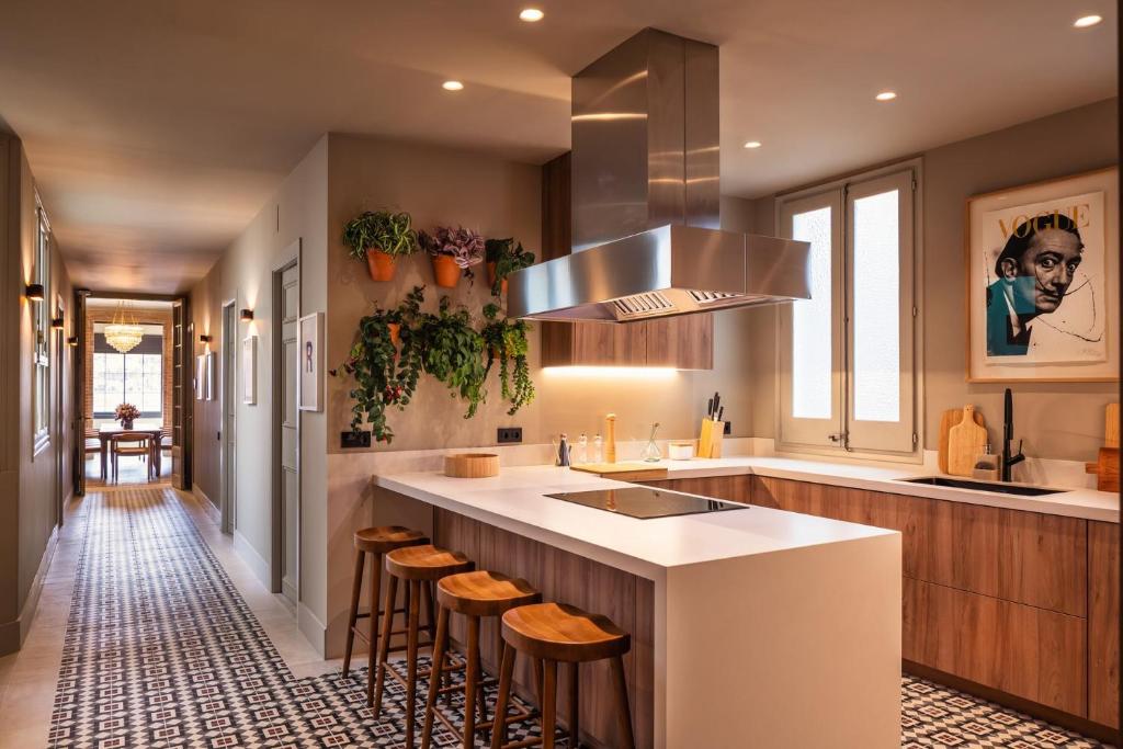 Lovely 6 BR Flat in L'Eixample