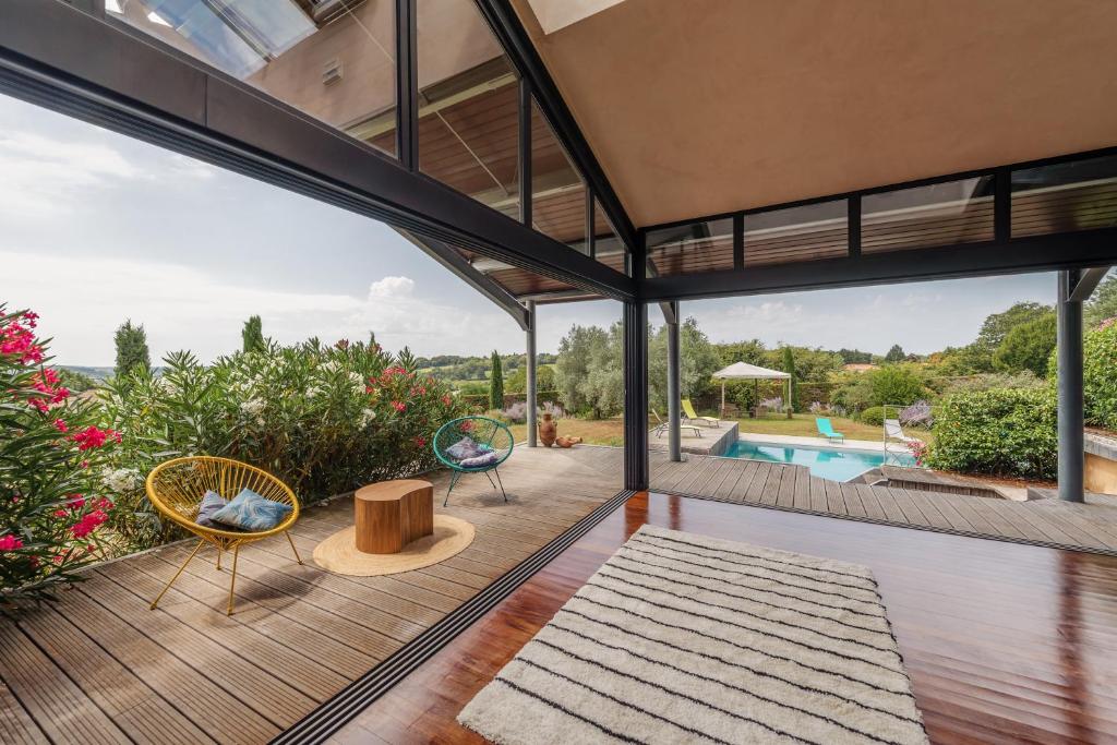 Bazén v ubytování La Villa Bleue, avec Hammam, Piscine et Jacuzzi nebo v jeho okolí