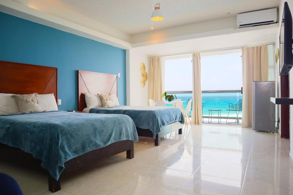 Postel nebo postele na pokoji v ubytování Apt with Ocean View, 1 min to Coco Bongo