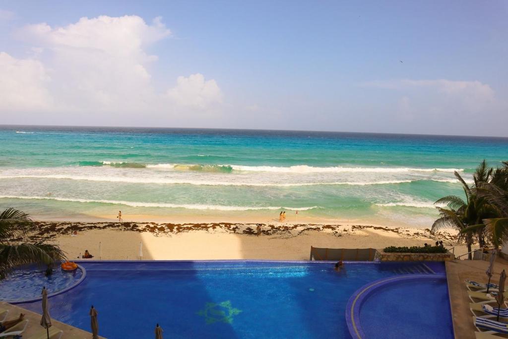 Снимка в галерията на Oceanview apt, 1 min walk to Coco Bongo в Канкун