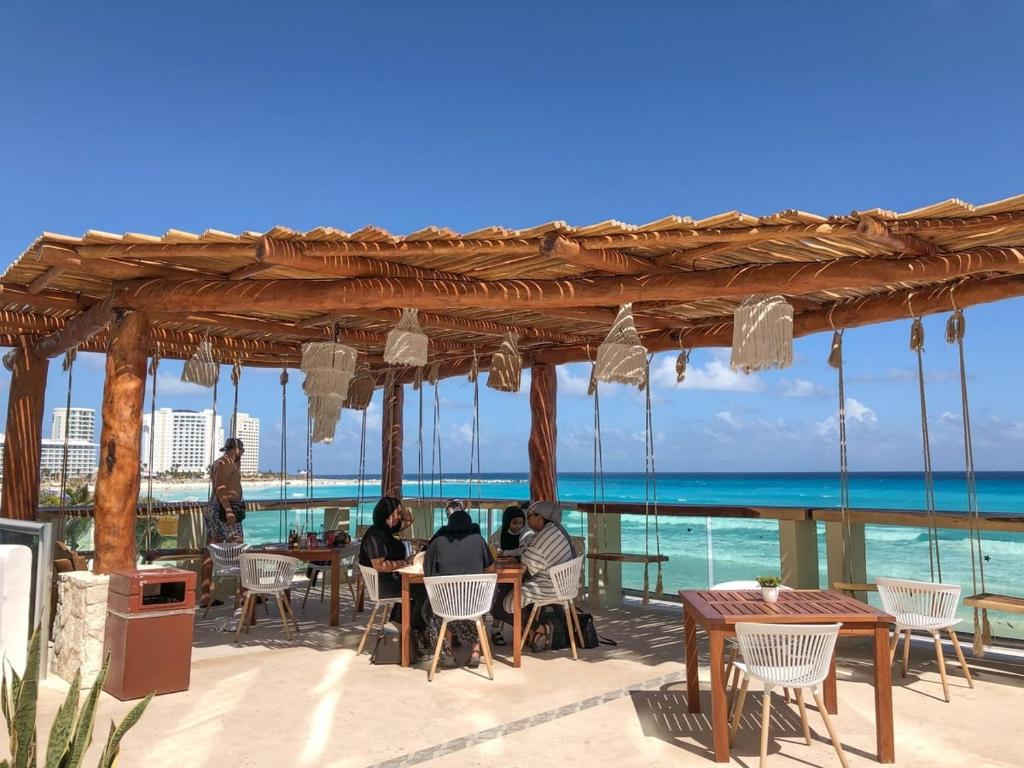 Снимка в галерията на Oceanview apt, 1 min walk to Coco Bongo в Канкун
