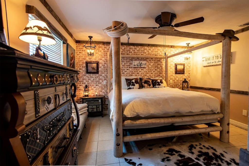 Ένα ή περισσότερα κρεβάτια σε δωμάτιο στο Texas Lonestar Farmhouse
