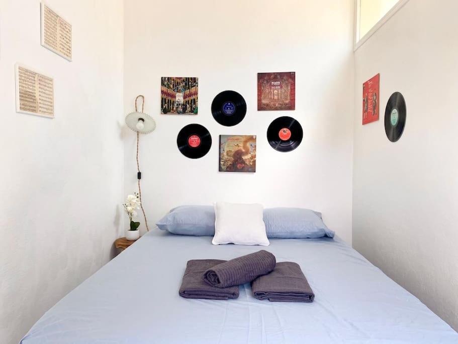 - une chambre dotée d'un lit avec des disques sur le mur dans l'établissement La bonne qui revait d opera, à Tours