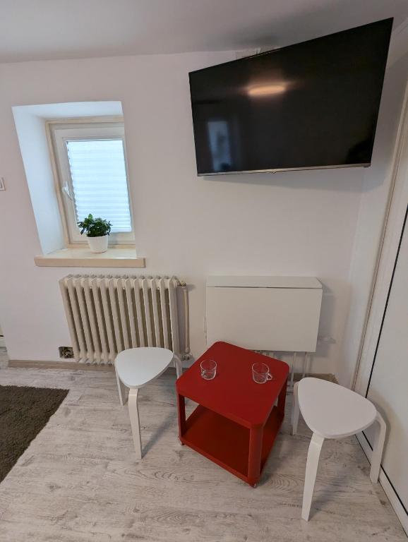 TV a/nebo společenská místnost v ubytování Serene Studio