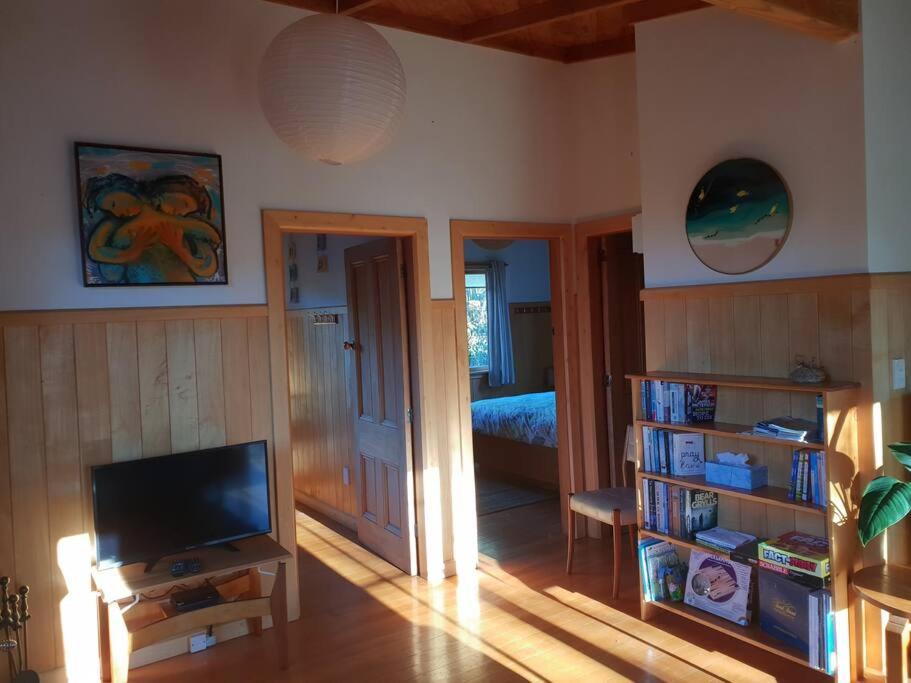 TV a/nebo společenská místnost v ubytování Blue Cottage