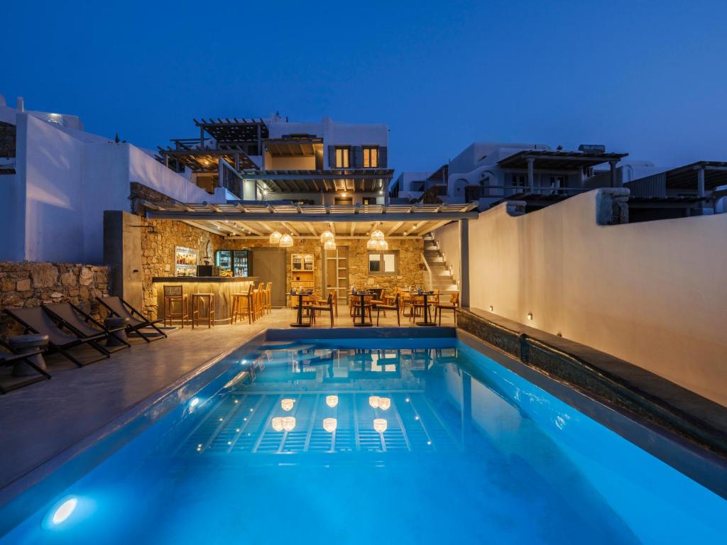 Bazén v ubytování The Mykonist Merchia Beach Villas & Suites nebo v jeho okolí