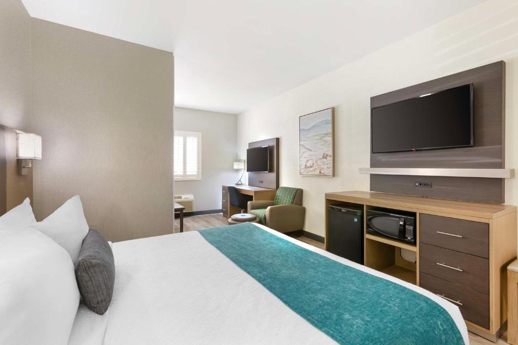 Best Western Plus Safford - King Suite With Roll - In Shower - Mobility Access