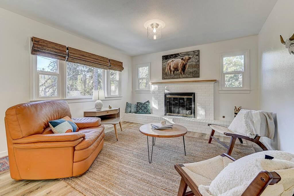 Large Pet-Friendly Sleeps 10 Near Palmer Park - Housity
