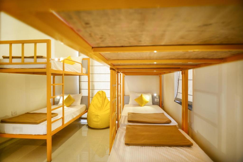 Zostel Jaipur emeletes ágyai egy szobában