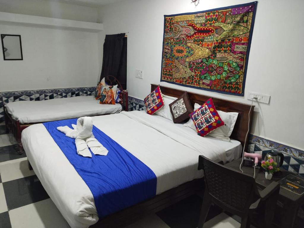 Tempat tidur dalam kamar di Hotel Shahiraj Jaisalmer