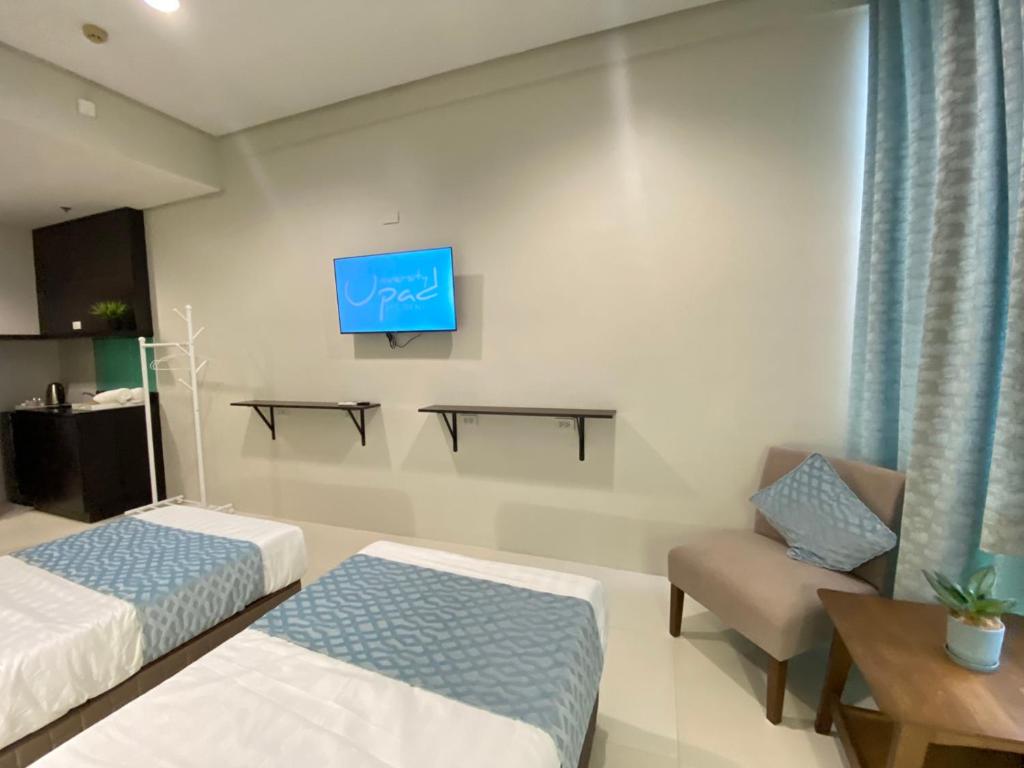 TV a/nebo společenská místnost v ubytování UPad Hotel