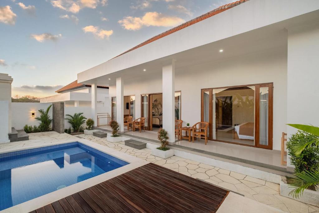 Bazén v ubytování Cove D Ancak Villa and Bungalow nebo v jeho okolí