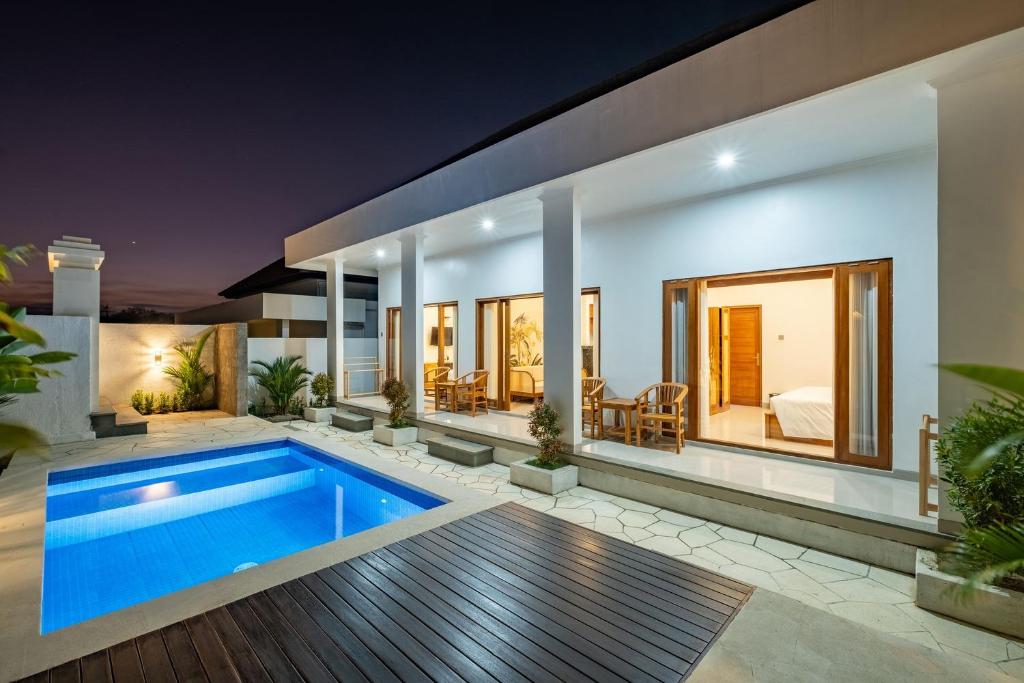 Bazén v ubytování Cove D Ancak Villa and Bungalow nebo v jeho okolí