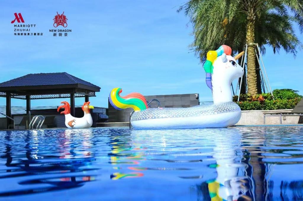 Bazén v ubytování Zhuhai Marriott Hotel nebo v jeho okolí